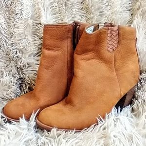 Timberland Tan Leather Women's Water Proof Booties Size 7